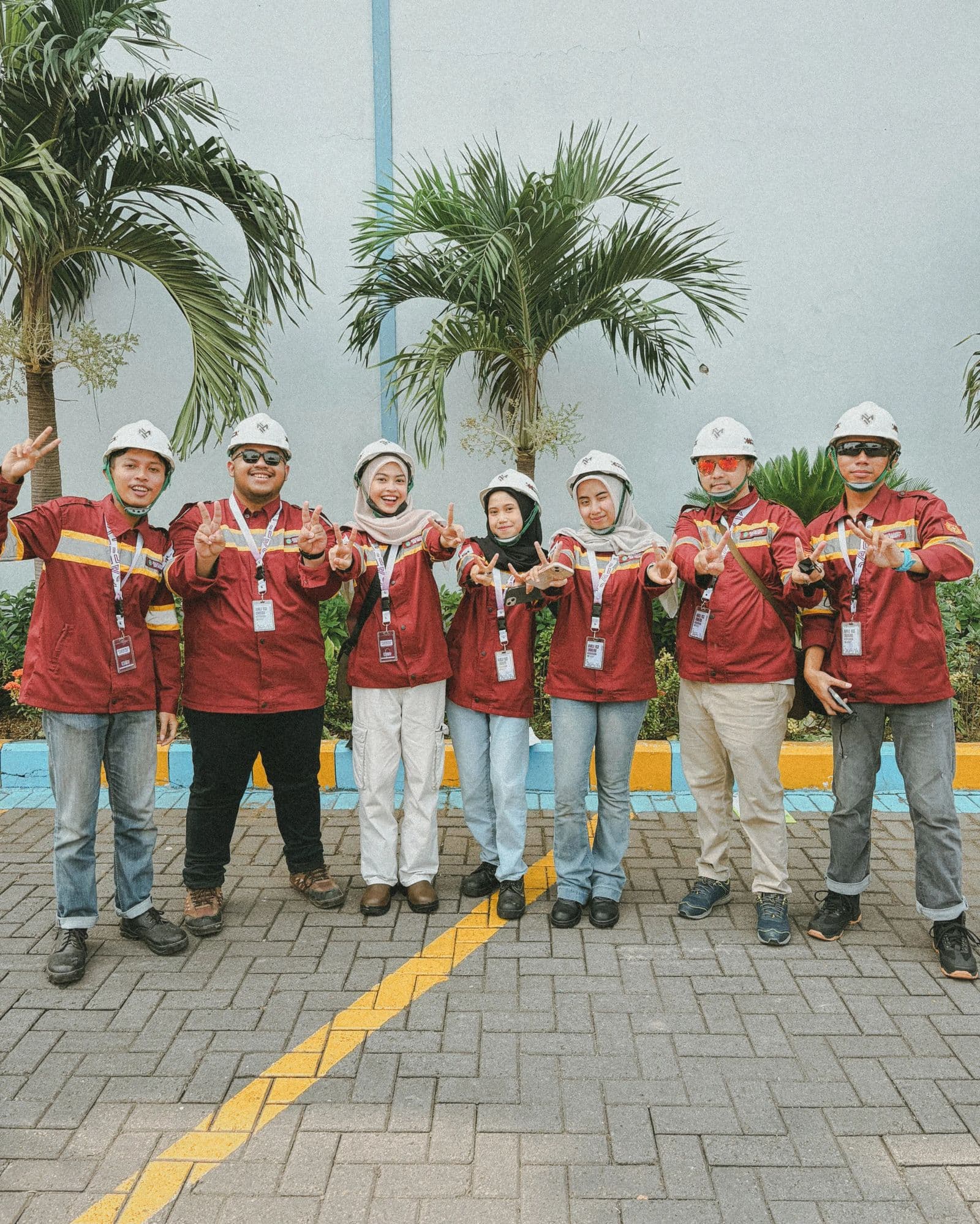 Pelatihan outdoor dengan helm safety